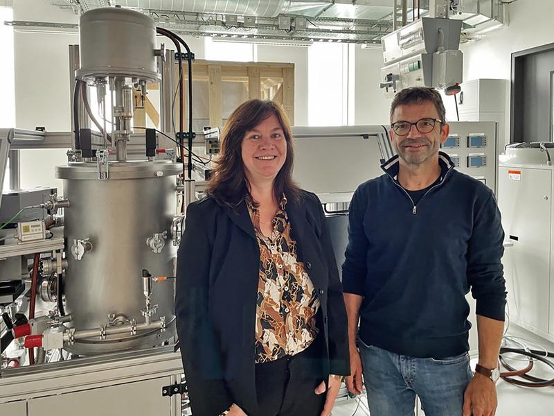 Thorenz and Koch in front of a process furnace to produce fibre reinforced ceramics, which records all relevant data necessary for the ecological and economic evaluation of the manufacturing proces