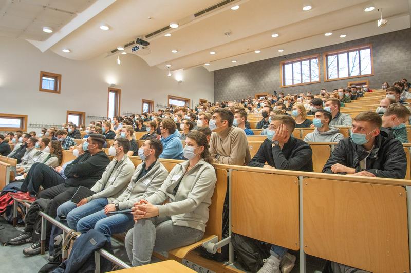 Diese Erstsemesterstudierenden der technischen Fachbereiche der FH Kiel bekommen in den kommenden Tagen einen Vorgeschmack auf ihren künftigen Berufsalltag. 