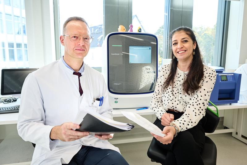 Im Labor am UKB: EURETINA Medical Retinal Clinical Research Award 2021 geht an Prof. Robert Finger und Prof. Zeinab Abdullah (v. li).