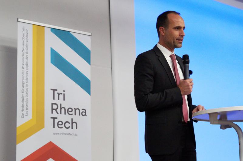 Clemens Hoch, Minister für Wissenschaft und Gesundheit des Landes Rheinland-Pfalz, während seines Schlussworts bei der diesjährigen Upper-Rhine Artificial Intelligence Konferenz