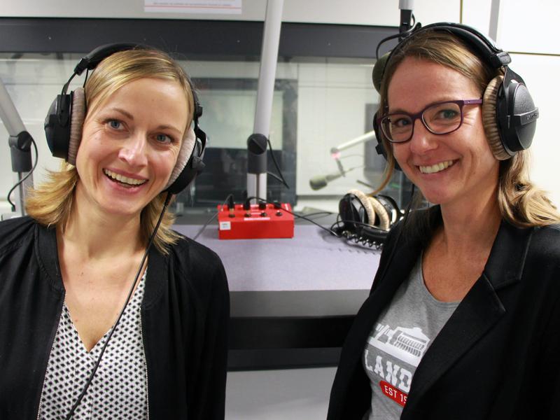 Die beiden Moderatorinnen Barbara Weinert von der Universität Passau und Veronika Barnerßoi von der Hochschule Landshut (v.l.) sprechen im Podcast mit Forschenden abseits von Hörsälen und Laboren.