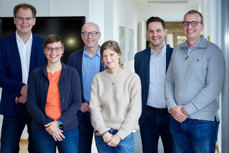 V.l.n.r.: Prof. Dr. Werner Stork, Pia Helferich, Dr. Jochen Robes, Hannah Schürr, Jakob Bürkner, Maximilian Grund. Nicht auf dem Bild: Prof. Dr. Thomas Pleil 