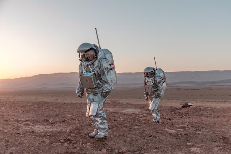 Analog-Astronautin und-Astronaut während eines Außeneinsatzes in der Negev-Wüste. 