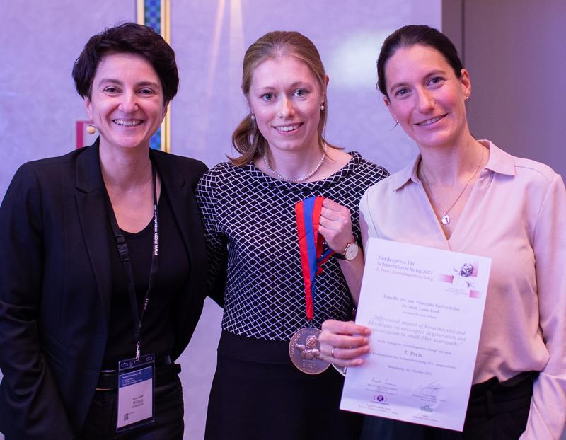 Prof. Dr. Nurcan Üçeyler von der Neurologischen Klinik des Uniklinikums Würzburg freut sich mit ihren preisgekrönten Teamkolleginnen Dr. Luisa Kreß und Dr. Franziska Karl-Schöller (von links.)