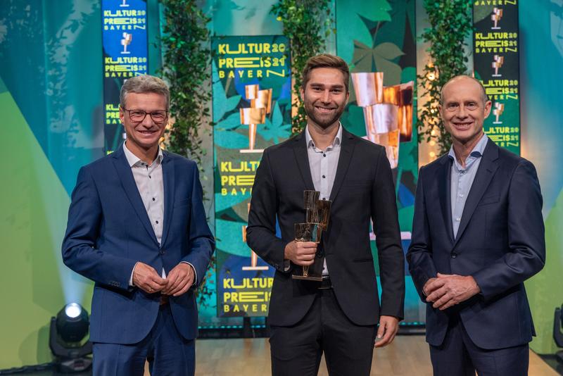 Preisträger Alexander Huber mit dem bayerischen Kunst- und Wissenschaftsminister Bernd Sibler (l.) und Bayernwerk-Chef Dr. Egon Leo Westphal (r.)