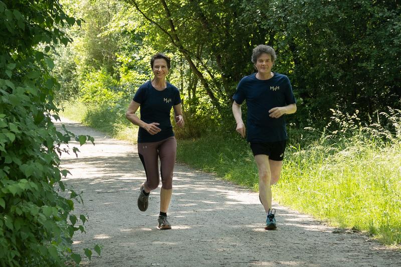 MHH-Vizepräsidentin Martina Saurin und Dr. Eckhard Schenke, Vorstand der Förderstiftung MHH plus beim Joggen.