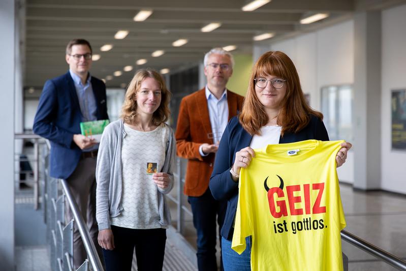  Sebastian Eck mit Liederbuch Halleluja, Miriam Niekämper mit PANINI-Sammelbild der Goldenen Madonna, Florian Bock mit Dialogkreuz, Lea Torwesten mit „Geiz ist gottlos!“-T-Shirt (von links)