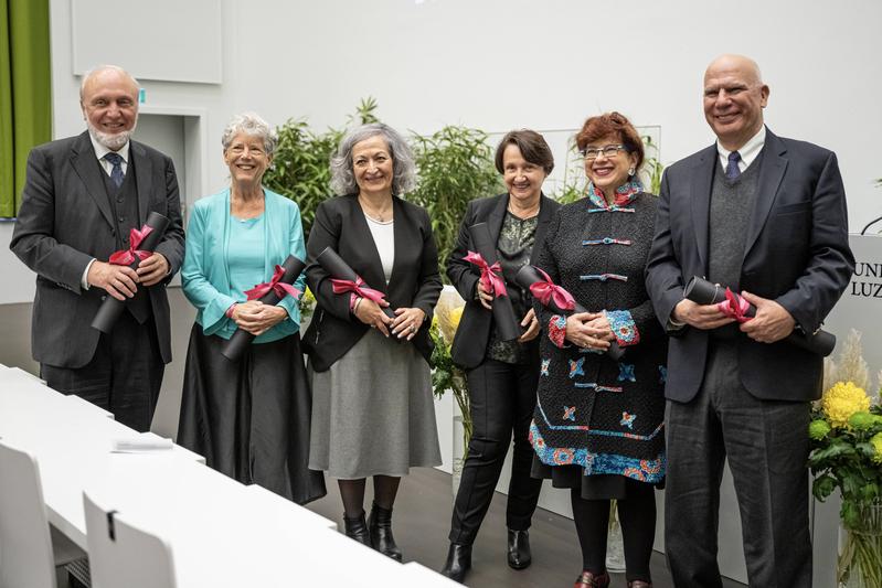 Ehrendoktorinnen und -doktoren 2021 (v.l.): Prof. em. Dr. Dr. h.c. mult. Hans-Werner Sinn, Dr. phil. Heidi Witzig, Prof. Dr. Mualla Selçuk, Prof. Dr. iur. Ursula Cassani, Prof. Dr. Susannah Heschel sowie Prof. Charles P. Friedman, PhD. 