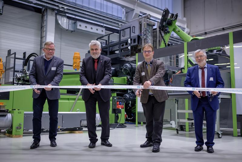 Prof. Peter Michel, Prof. Armin Willingmann, Prof. Michael Bartke und Prof. Matthias Petzold (von links) eröffneten den Erweiterungsbau.