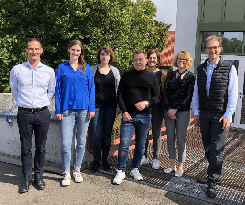 Titin research project leader Prof. Wolfgang Linke (right) with his team and collaborators: Prof. Holger Reinecke, Lina Folsche, Franziska Koser, Andreas Unger, Anna Hucke and Anastasia Hobbach (from left). 