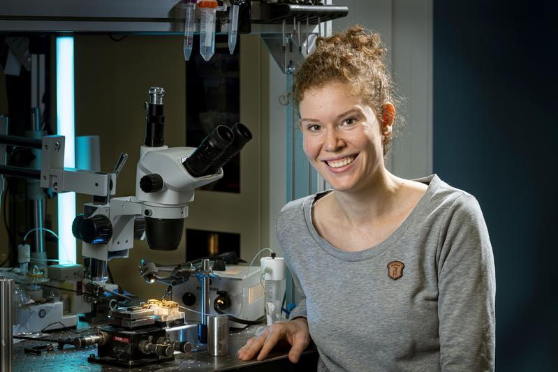 Die Physikerin Larissa Kohler hat den neuen optischen Resonator am KIT entwickelt. (Foto: Markus Breig, KIT)