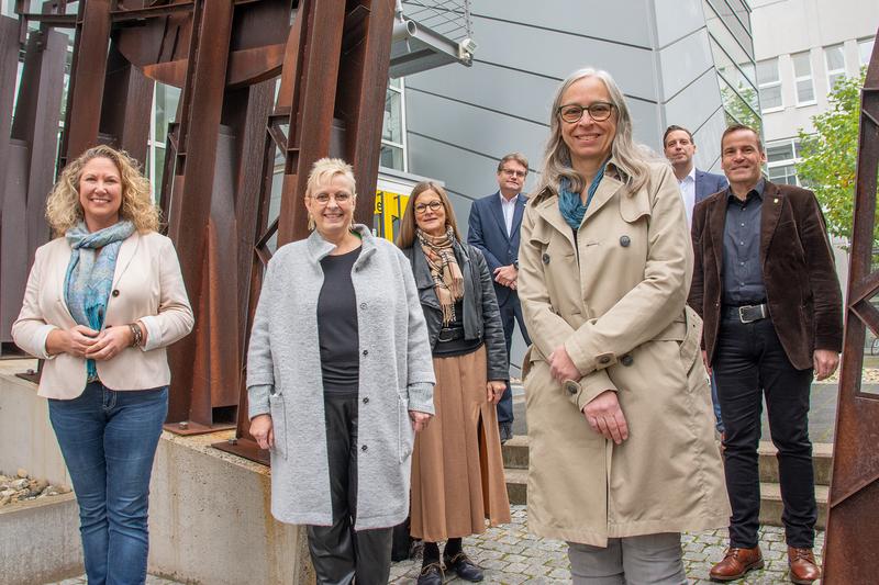 Bettina Dickes, (Bad Kreuznach), Dorothea Schäfer (Mainz-Bingen), Dr. Heike Schiener (Bildungsbüro Mainz-Bingen), Prof. Dr. Peter Leiß (MINTplus, TH Bingen), TH-Präsidentin Prof. Dr. Antje Krause, Tim Thielen (MINT RLP), Andreas Steeg (Bad Kreuznach, v.l.)