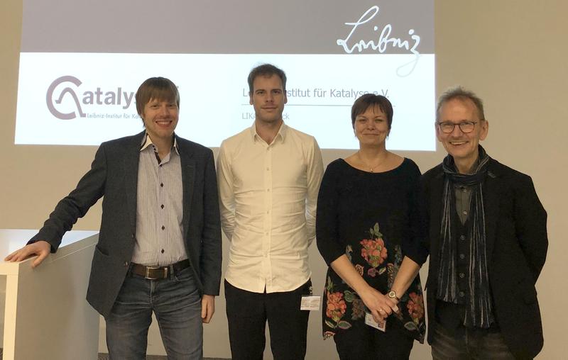 Präsentation einer erfolgreichen Zusammenarbeit (v.l.n.r.): Dr. Christoph Schotes von der Bayer AG sowie Dr. Thomas Leischner, Dr. Kathrin Junge und Prof. Matthias Beller vom LIKAT. Foto: Bayer Crop Science