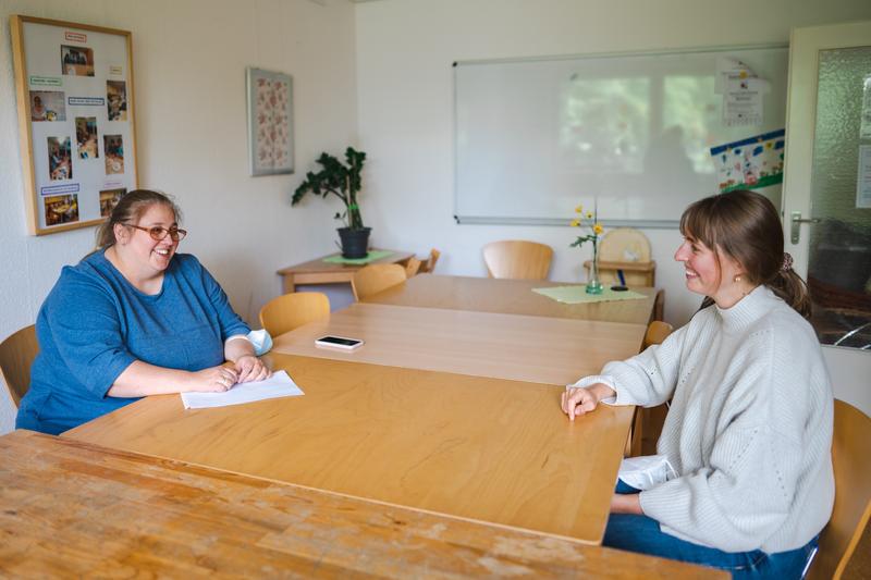 Mediatorin Elena Junck (links) im Gespräch mit BIPS-Mitarbeiterin Marieke Gerstmann. 