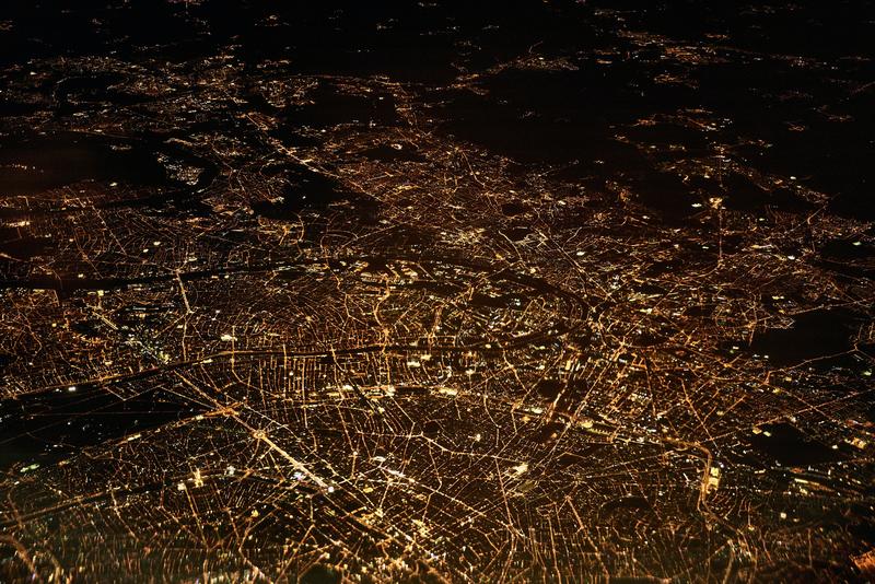 Nachtaufnahme von Paris zeigt hell erleuchtete Gebiete und Dunkelkorridore - Fledermäuse müssen durch dieses Hell-Dunkel-Mosaik navigieren.