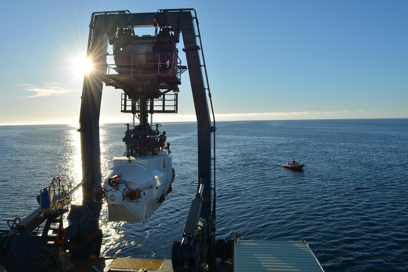 Das bemannte Tauchboot Alvin von der Woods Hole Oceanographic Institution (WHOI) wird von Bord des Forschungsschiffs ATLANTIS ausgesetzt. 