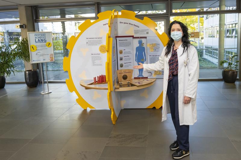 Prof. Pauline Wimberger, Direktorin der Klinik für Frauenheilkunde und Geburtshilfe des Universitätsklinikums Carl Gustav Carus Dresden, an der HPV-Mitmachstation. 