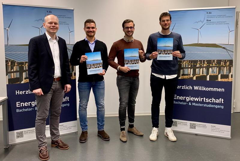 Prof. Dr. Sebastian Herold verlieh die Auszeichnung “Beste energiewirtschaftliche Arbeit” an Karl Johann, René Heymann und Tim Deumlich (v.l.n.r.).