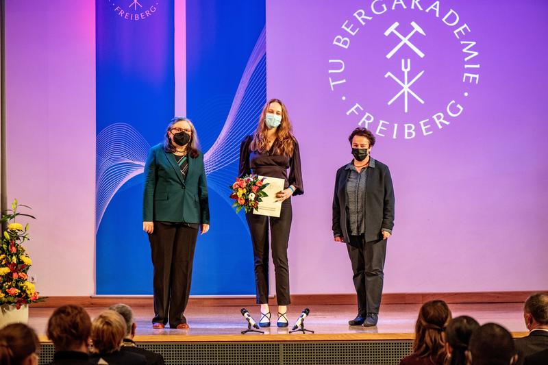 Preisträgerin Claire Cariven (mitte) mit Prof. Swanhild Bernstein, Prorektorin für Bildung (links), und Ingrid Lange, Direktorin des Internationalen Universitätszentrums der TU Bergakademie Freiberg (rechts). 