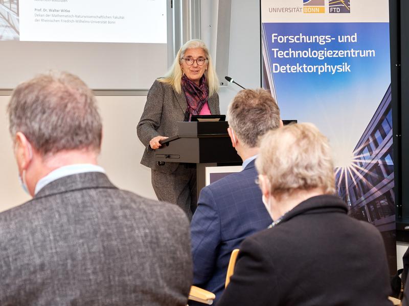 Ministerin Isabel Pfeiffer-Poensgen wünschte den Forschenden einen "hohen Wirkungsgrad" der Forschung.