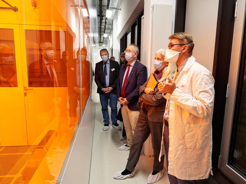 During a guided tour, the guests were able to discover the special features of the building. The FTD contains several cleanrooms that may only be visited from the outside. 
