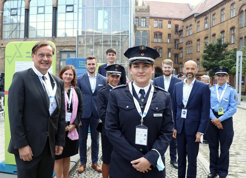 Studierende der HWR Berlin haben für das Projekt „Jüdisches Leben und Polizei – Vergangenheit trifft Gegenwart!“ eine Ausstellung erarbeitet. Im Bild mit Kursleiter Frank-Peter Bitter (links), Dekanin Sabrina Schönrock und HWR-Präsident Andreas Zaby.