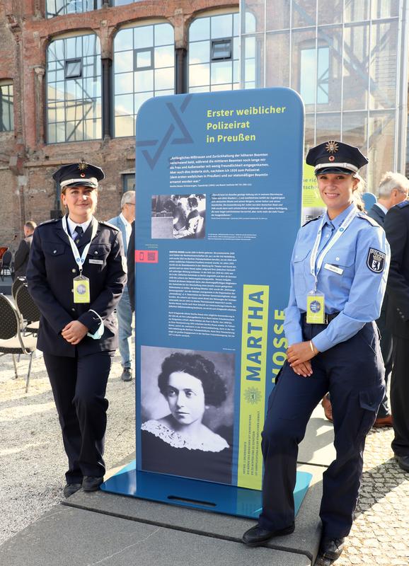 Die HWR-Studentinnen Celin Koçyiğit (links) und Georgia Gkadris erforschten im Rahmen eines Ethikkurses an der HWR Berlin das Wirken von Martha Mosse. Die erste Polizeirätin Preußens engagierte sich auch als Frauenrechtlerin.