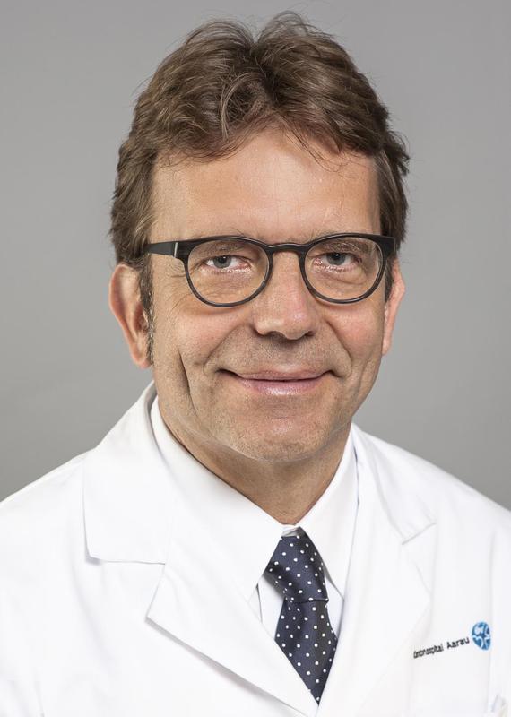 Oliver Riesterer, Chefarzt und Leiter des Radio-Onkologie-Zentrums Aarau und Baden, freut sich, Krebspatienten die einzigartige Möglichkeit anzubieten und an der Studie teilzunehmen, die Protonentherapie und herkömmliche Strahlentherapie vergleicht.