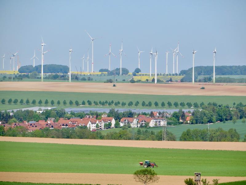 Mehrere Ökosystemleistungen in einem Bild: Windkraft. Forst und Landwirtschaft. 