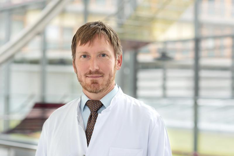 Als neuer Professor für Translationale Infektionsforschung am Universitätsklinikum Jena untersucht Sebastian Weis in Labor und Klinik, wie schwere Infektionen den Gewebestoffwechsel verändern.