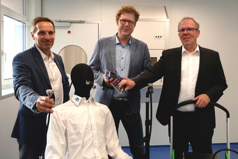 racking down coronavirus particles in indoor spaces (from left): Roman Czech (Cleanroom Technology Austria GmbH), Stefan Radl (TU Graz) and Bernhard Damberger (IBO Innenraumanalytik OG) with the corresponding measuring equipment. 