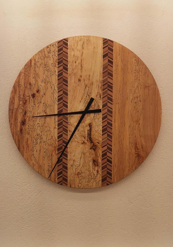 Eine Uhr mit einem Durchmesser von einem Meter, hergestellt aus marmoriertem Eschen-, Buchen- und Ahornholz unter Verwendung des Moderfäulepilzes Kretzschmaria deusta.