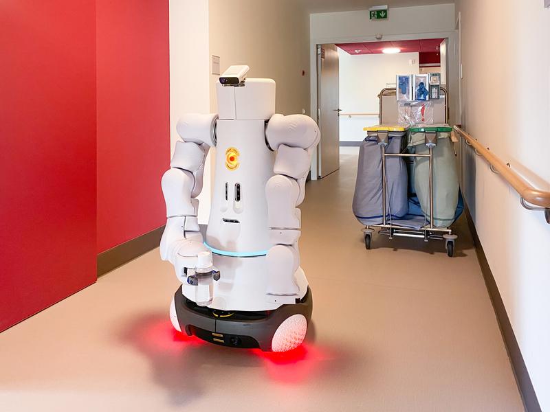 Der mobile Serviceroboter »Care-O-bot® 4« wurde im Forschungsprojekt S3 mit neuen Armen und Sensorik sowie verbesserten Erkennungsalgorithmen für den sicheren Einsatz in öffentlichen Umgebungen, wie z.B. Pflegeheimen, ausgestattet. 