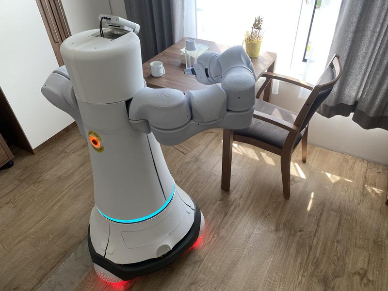 Der Roboter kann Getränkeflaschen erkennen, greifen und sie an ein gewünschtes Ziel wie die Küche eines Wohnbereichs bringen. 