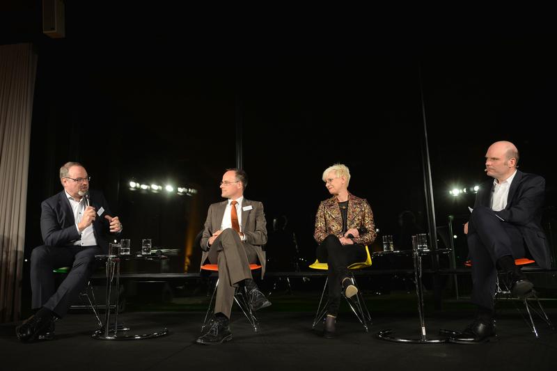 Auf dem Podium diskutierten Prof. Dr. Dietmar Harhoff, Dr. Denis Alt und Prof. Dr.-Ing. Anke Kaysser-Pyzalla. Moderiert wurde der Abend von Jan-Martin Wiarda.