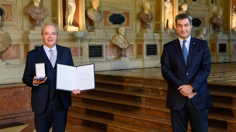 Professor Ulrich Konrad erhielt den Maximiliansorden von Bayerns Ministerpräsident Markus Söder (r.).