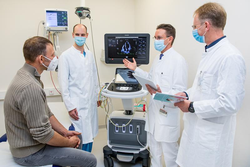 Patient Torsten S., Dr Fabian Rathje, Professor Dr Johann Bauersachs and Professor Dr Udo Bavendiek (from left) with the image of the heart after an imaging examination. 