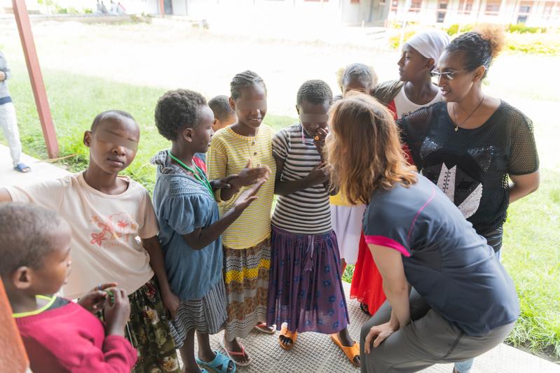 Dr. Irene Senna mit äthiopischen Kindern, die nach einer Grauen-Star-Erkrankung operiert wurden, um nach langjähriger Blindheit die Sehkraft herzustellen. 