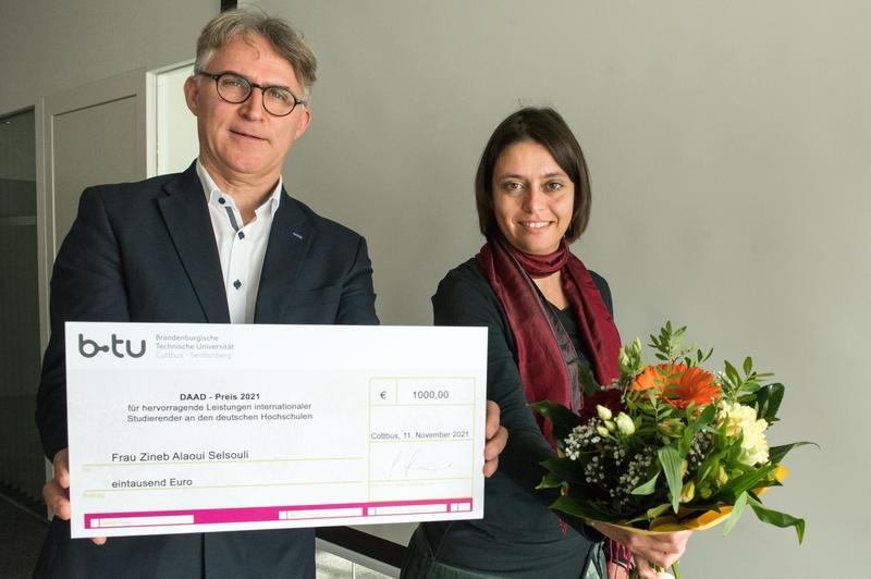 Gemeinsam mit dem Leiter des DAAD-Hauptstadtbüros Berlin Kai Franke überbrachte die Leiterin des International Relations Office der BTU Mareike Kunze den DAAD-Preis. 