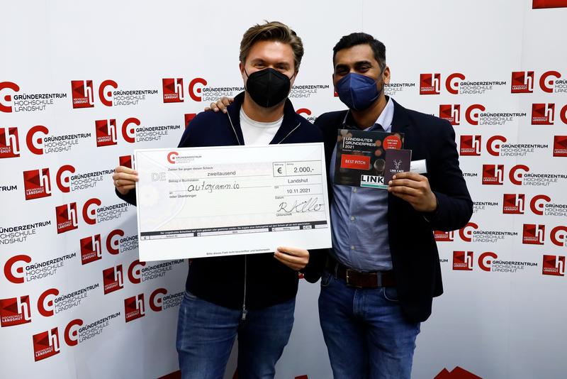 Alexander Haegler (links) und Rohit Bhosale präsentieren stolz ihren Gewinner-Scheck.