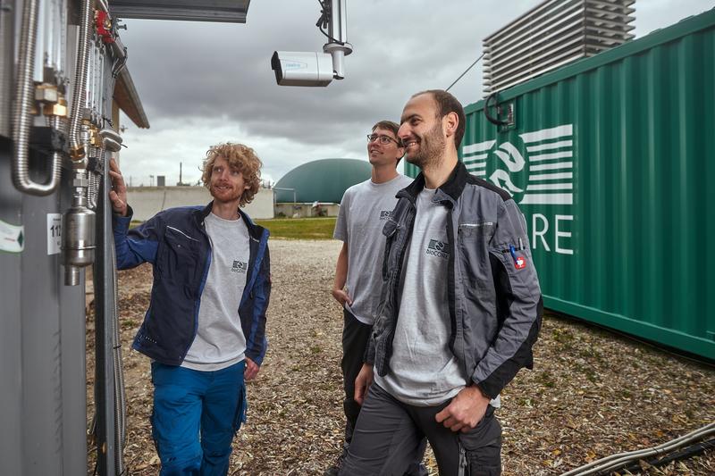 (V. li.) Maximilian Hauck, Felix Fischer und Jeremias Weinrich an der Prototypanlage in Erding. 