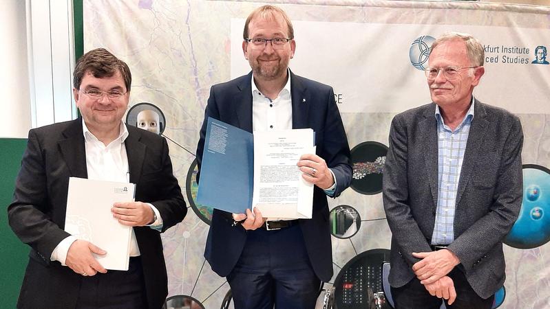 Goethe University President Prof. Dr. Enrico Schleiff (2. from the left) and the chairmen of the board of FIAS, Prof. Dr. Volker Lindenstruth (left) and Dr. Rolf Bernhardt, after signing the contract 