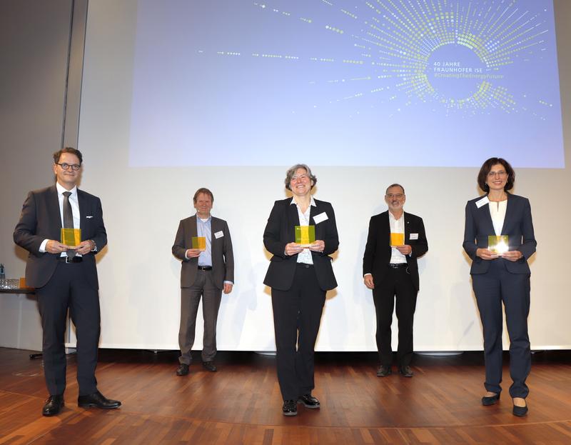 Einige GrußrednerInnen des 40-jährigen Jubiläums des Fraunhofer ISE: Ministerialdir. Michael Kleiner, Baden-Württemberg (l.), Bürgermeisterin Christine Buchheit, Freiburg (r.) und Rektorin Prof. Kerstin Krieglstein, Uni Freiburg (M.)