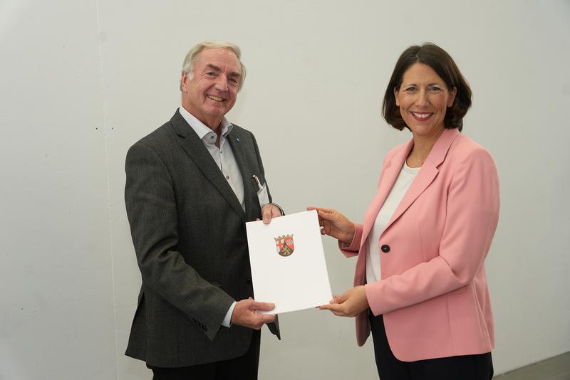 Prof. Dr. Dietrich Holz mit Staatsministerin Daniela Schmitt