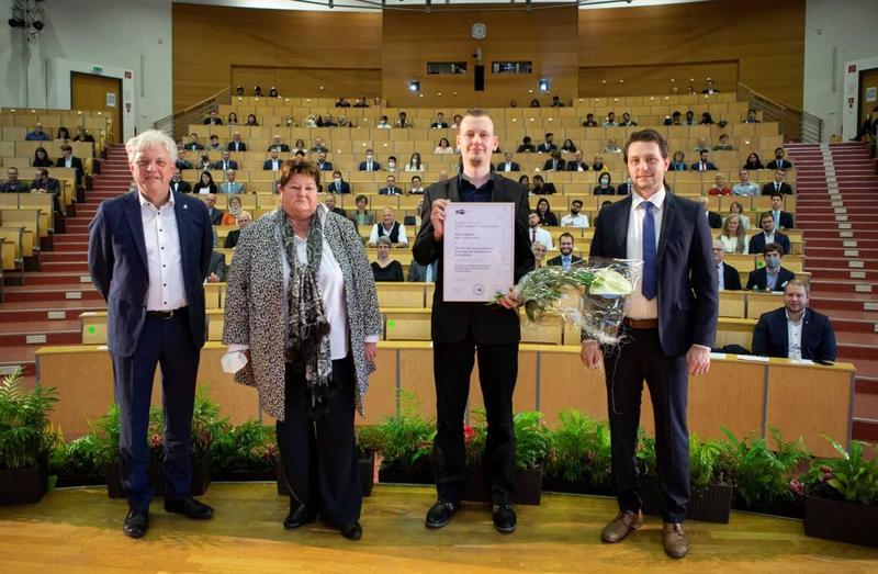 v.l.n.r.: Olaf Mollenhauer, Carmen Klotz, Niederlassungsleiterin Arnstadt der IHK Südthüringen, Robert Wegner, Stefan Gross, Heller Maschinen & Technologie