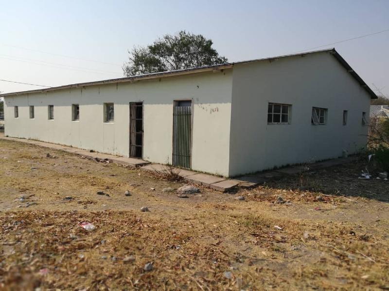 Das Gemeindehaus in dem namibischen Örtchen Tsumkwe ist nicht mehr in bestem Zustand. Türen sind beschädigt, Fensterscheiben eingeschlagen. 