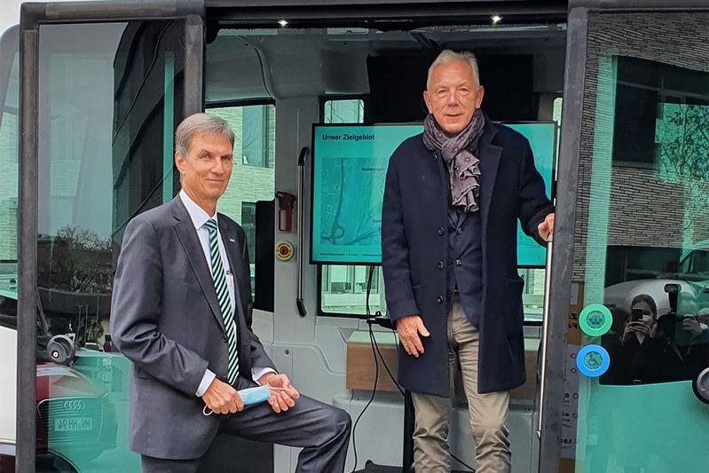 Von links nach rechts: HHN-Rektor Professor Oliver Lenzen mit dem Heilbronner Oberbürgermeister Harry Mergel beim Bürgerdialog am Bildungscampus Heilbronn.