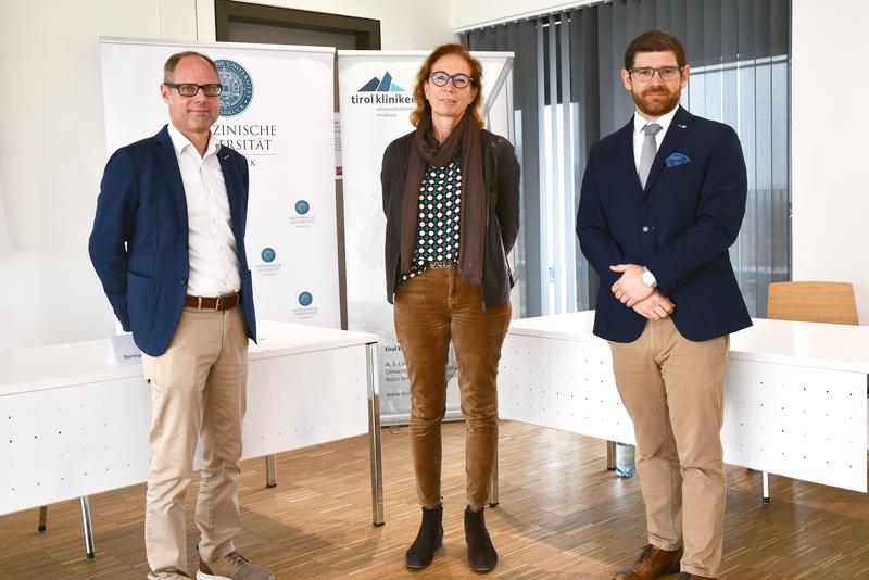 Direktorin Barbara Sperner-Unterweger (M.) stellte mit Bernhard Holzner (l.) und Mátyas Gálffy die erste Help@Covid App Österreichs vor