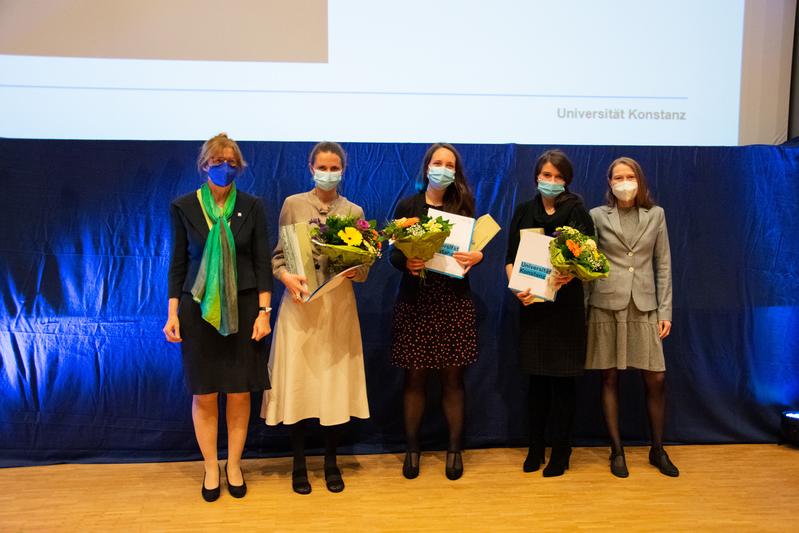 Bei der Preisverleihung (v.l.n.r.): Prof. Dr. Katharina Holzinger, Rektorin der Universität Konstanz, Livia Gretz, Milena Gölz, Gesa Pust und Lisa Sophia Friedrich, Geschäftsführerin der Stiftung Schmieder für Wissenschaft und Forschung.