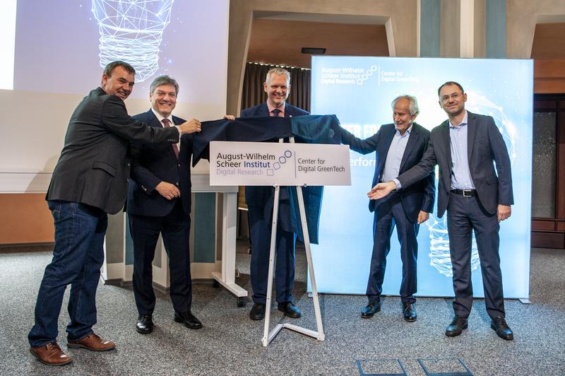 Im Beisein von Wissenschaftsminister Björn Thümler (Mitte) enthüllen (von links) Prof. Andreas Rausch, Prof. Joachim Schachtner, Prof. August-Wilhelm Scheer und Dr. Dirk Werth die Tafel für das Center for Digital GreenTech.